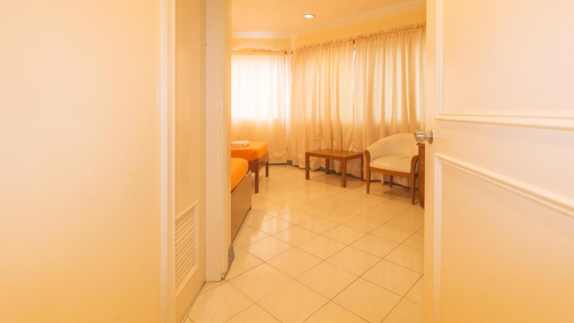 Royal Am Rei Hotel By Reddoorz باكولود المظهر الخارجي الصورة
