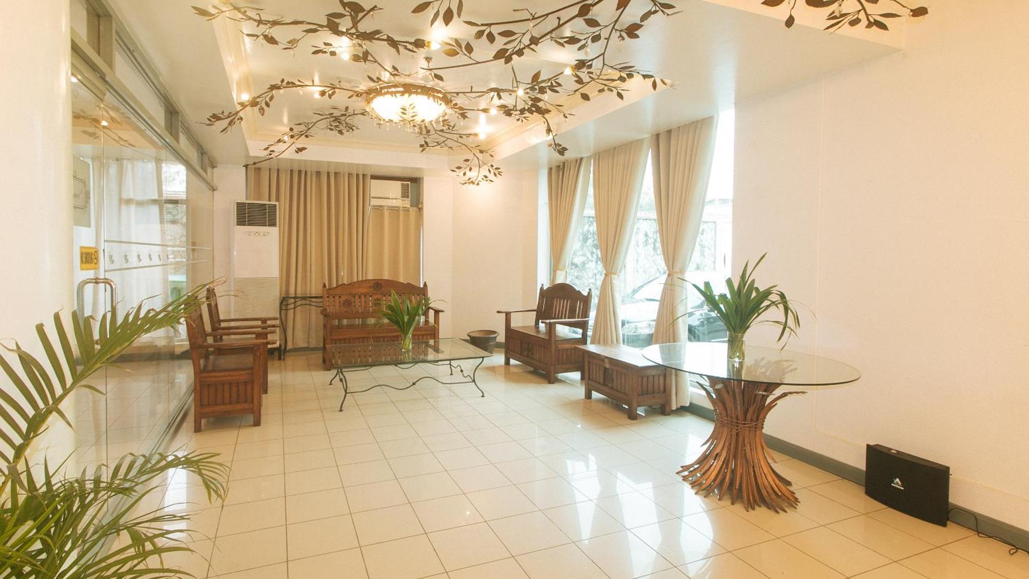 Royal Am Rei Hotel By Reddoorz باكولود المظهر الخارجي الصورة