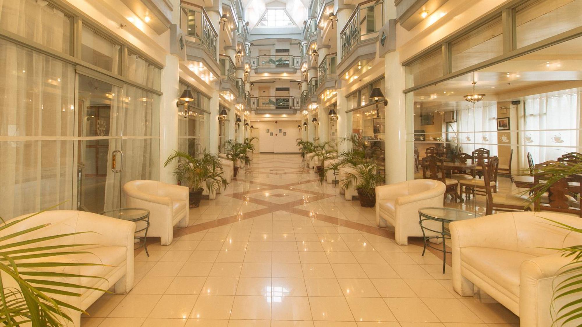 Royal Am Rei Hotel By Reddoorz باكولود المظهر الخارجي الصورة