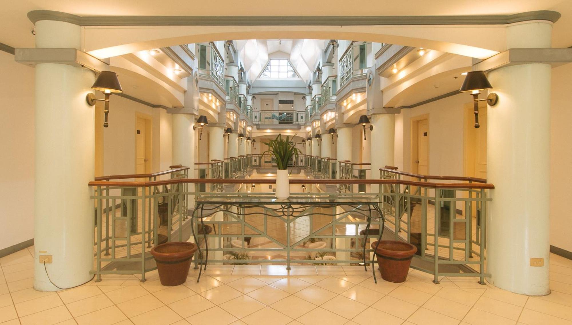 Royal Am Rei Hotel By Reddoorz باكولود المظهر الخارجي الصورة