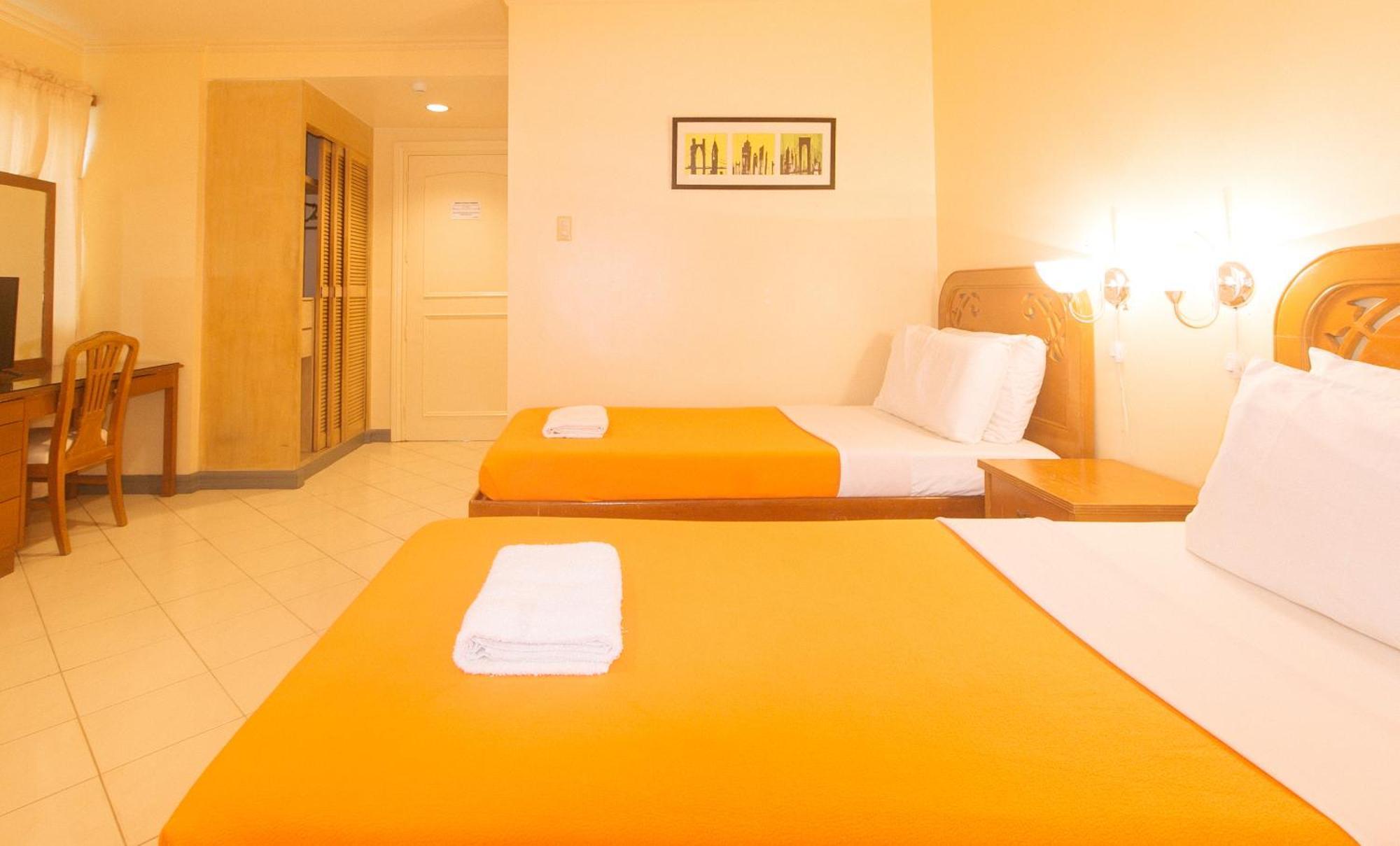 Royal Am Rei Hotel By Reddoorz باكولود المظهر الخارجي الصورة