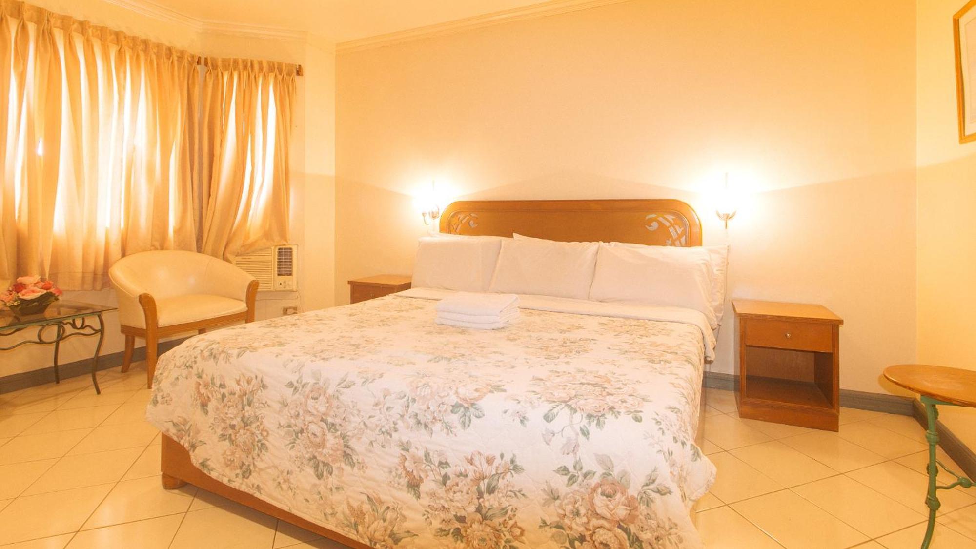 Royal Am Rei Hotel By Reddoorz باكولود المظهر الخارجي الصورة
