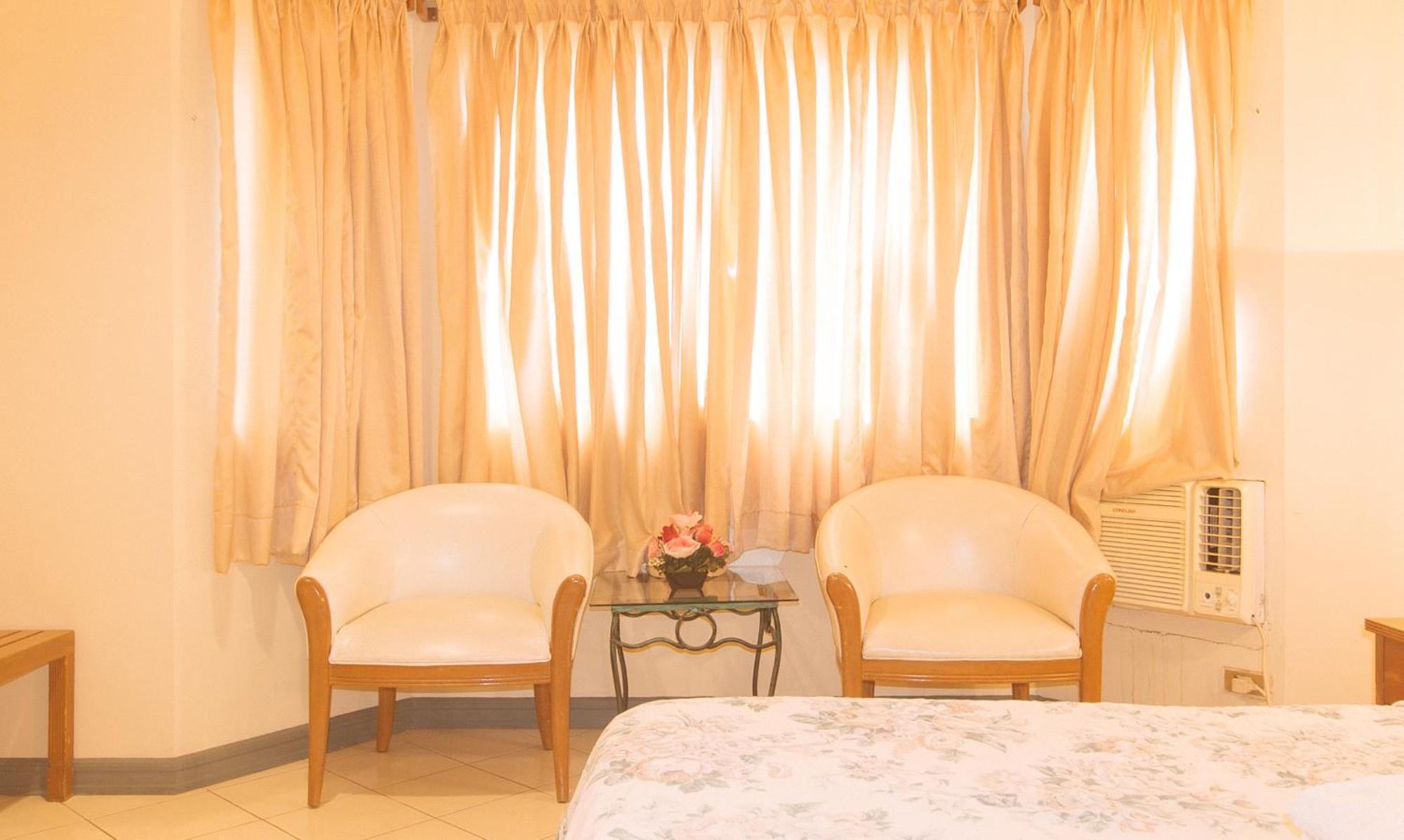 Royal Am Rei Hotel By Reddoorz باكولود المظهر الخارجي الصورة