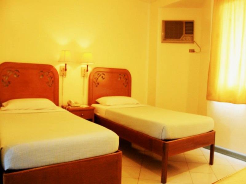 Royal Am Rei Hotel By Reddoorz باكولود المظهر الخارجي الصورة
